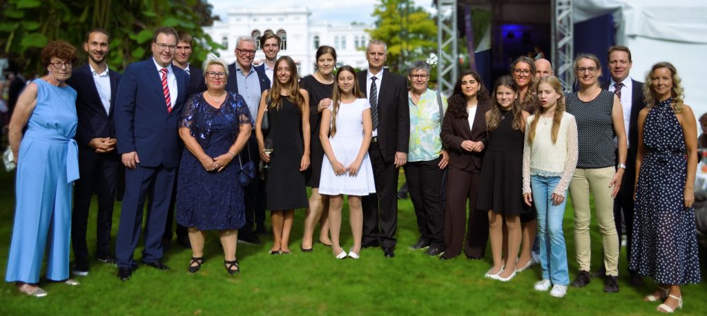 Gruppenfoto beim Bürgerfest des Bundespräsidenten 2026 in Bonn